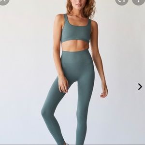 SET ACTIVE leggings + box cut bra SMALL